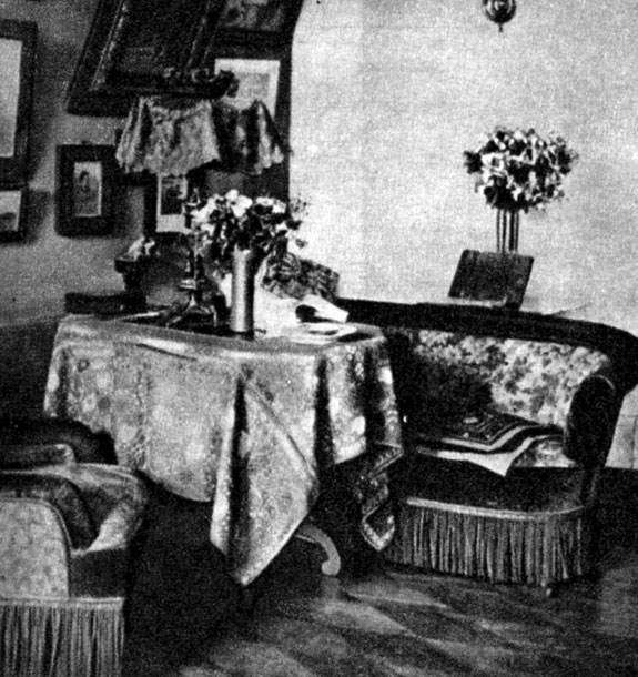 Уголок комнаты М. Н. Ермоловой в доме № 11 по Тверскому бульвару в Москве. С фотографии конца XIX века