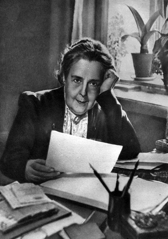 А. А. Яблочкина в рабочем кабинете 1951