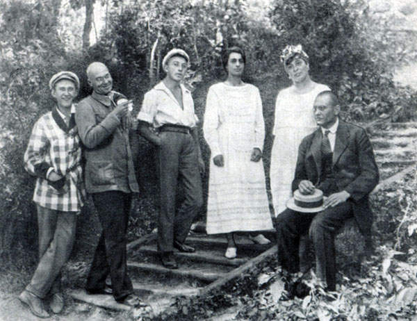 Группа участников сезона в Петрозаводске (1920). Слева направо: Г. М. Мичурин, Ю. А. Шапорин, B. М. Азанчеев, Е. К. Кафафова, Н. Ф. Лежен, Г. В. Музалевский