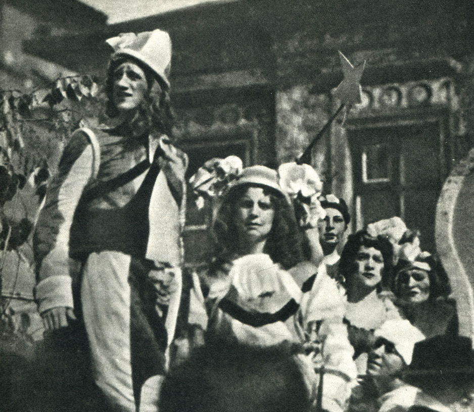 Первым спектаклем, сыгранным на площади 1 Мая 1921 года, был 'Жорж Данден' Мольера. Сцена из спектакля, поставленного К. Эггертом с актерами театра Рогожско-Симоновского района