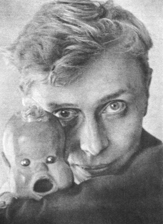 Рис. 76. С. В. Образцов с одной из своих первых и любимых кукол - Тяпой