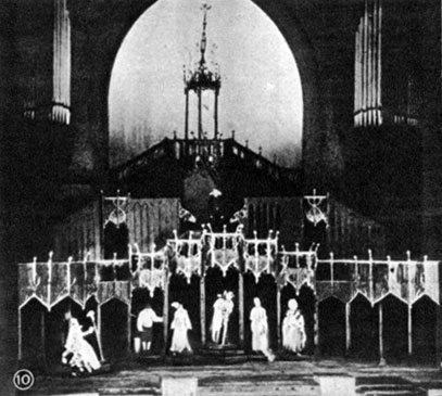 Сцена из спектакля 'Каждый человек' Гофмансталя. Зальцбургский фестиваль. 1925
