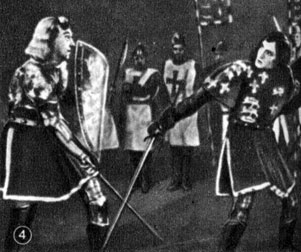 Сцены из спектаклей т-ра 'Олд Вик': 'Ричард III' Шекспира (справа - Л. Оливье в роли Ричарда III). 1944