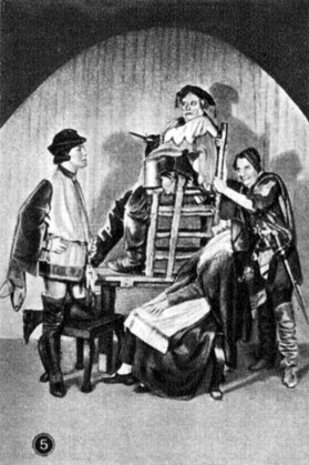 Сцены из спектаклей 'Мемориального т-ра', Стратфорд-он-Эйвон: 'Генрих IV' Шекспира. 1928