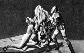 Сцены из спектаклей 'Мемориального т-ра', Стратфорд-он-Эйвон: 'Король Лир' Шекспира. 1955 (в центре - Дж. Гилгуд в роли Лира)